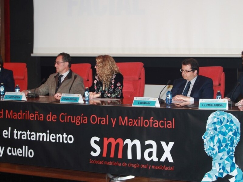 Conferencia de la Sociedad Madrileña de Cirugía Oral y Maxilofacial en un panel de expertos.