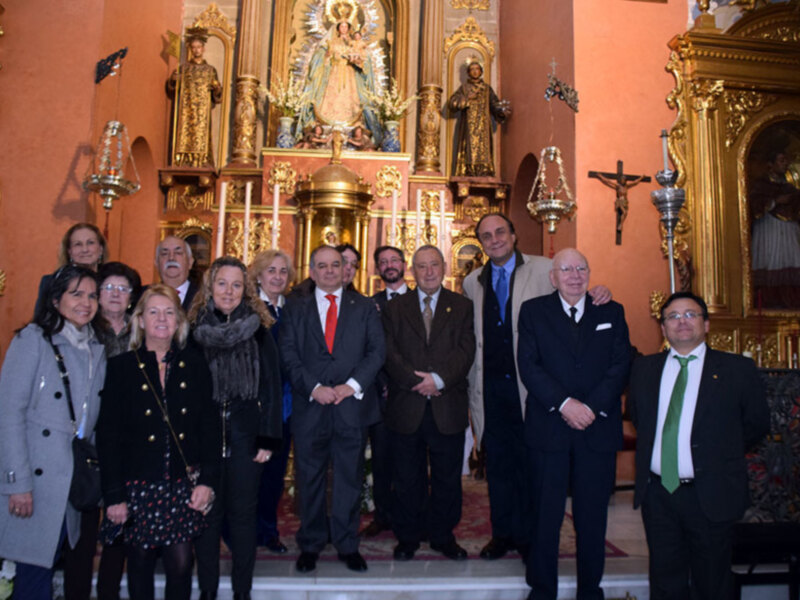 Grupal en el altar de una iglesia con alta decoración barroca.