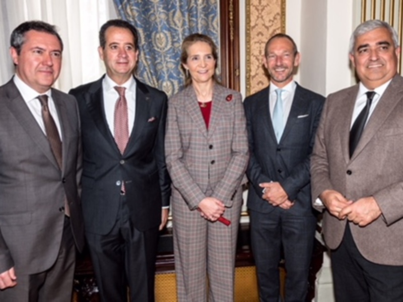 Cumbre de líderes empresariales en un evento formal.
