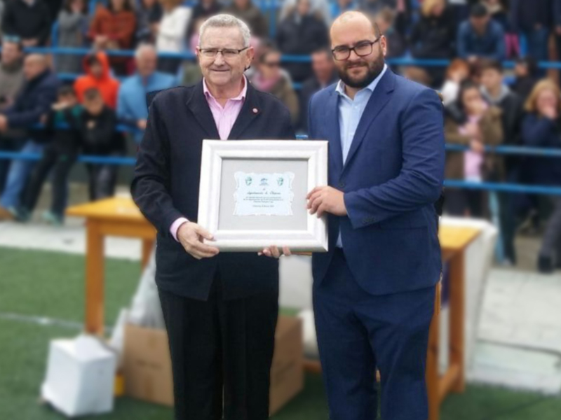 Entrega de reconocimiento en evento público.