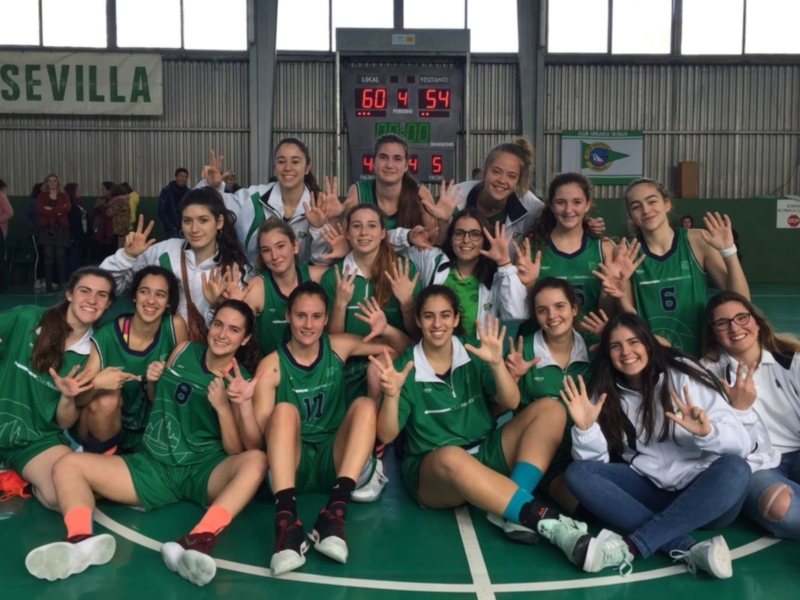 Equipo de baloncesto femenino celebrando una victoria con el marcador de 60-54.