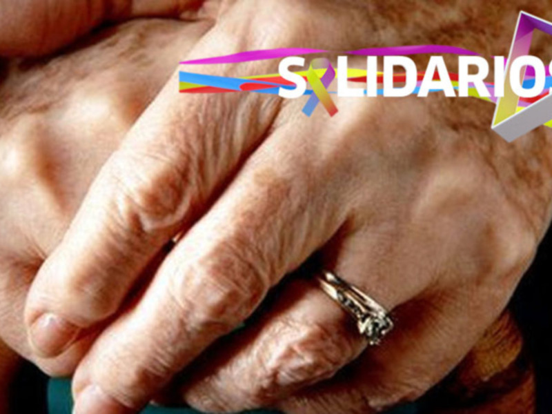 Manos de una persona mayor con un anillo en la muñeca, simbolizando la solidaridad y la generación de nuevas oportunidades.
