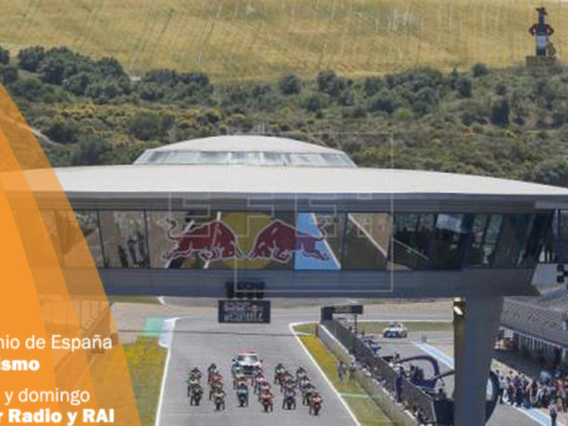 Carrera de motociclismo en el Gran Premio de España, con espectadores y pistas de competición al aire libre.