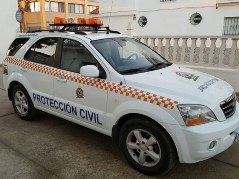 Vehículo de Protección Civil en España, con detalles de seguridad y logotipos institucionales.