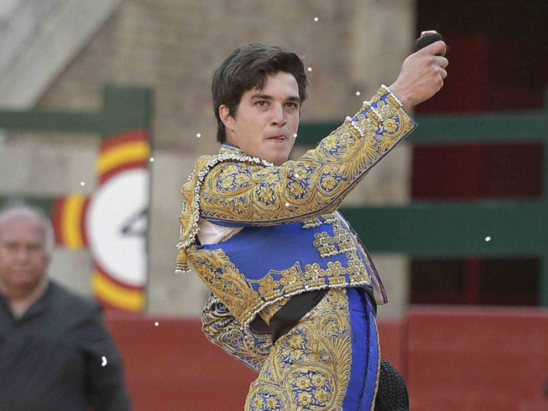 Un torero en traje de luces durante una corrida de toros.