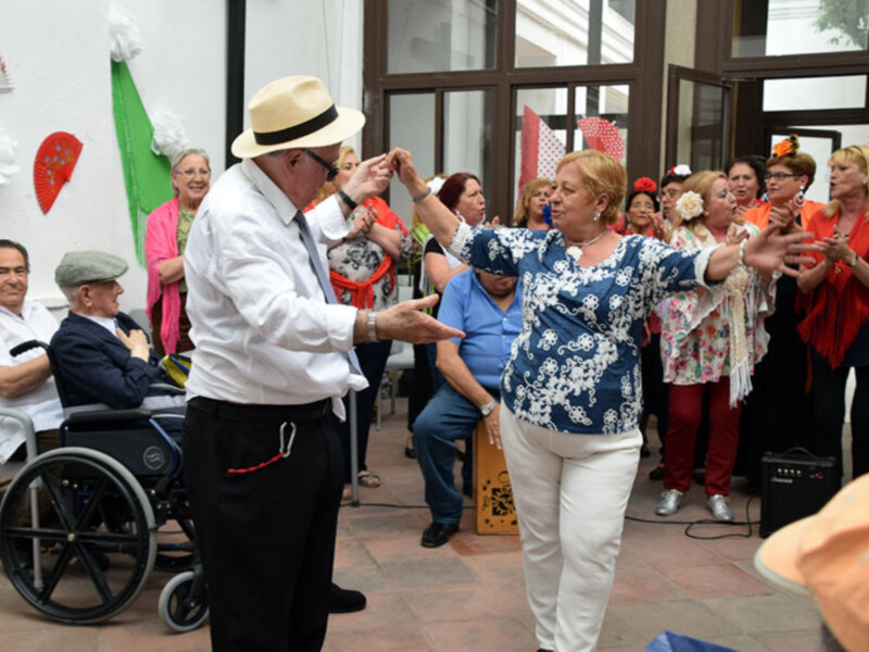 Fiesta con baile y música en un ambiente festivo al aire libre.