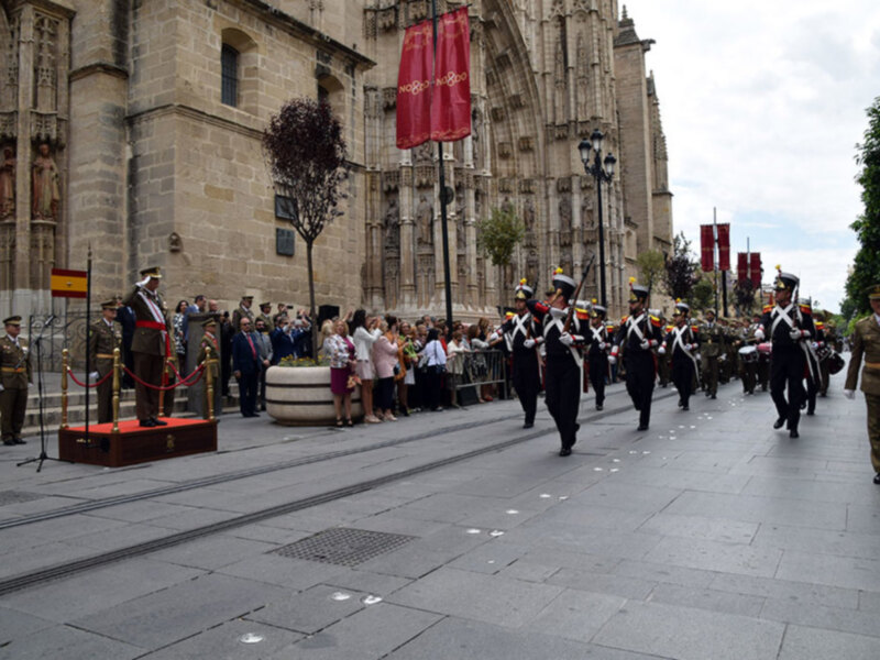 Guardia Real durante una ceremonia militar en la Catedral de Sevilla, España.
