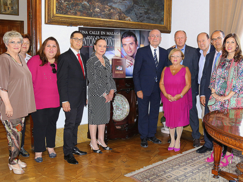 Celebración de una exposición en Málaga con autoridades y invitados.