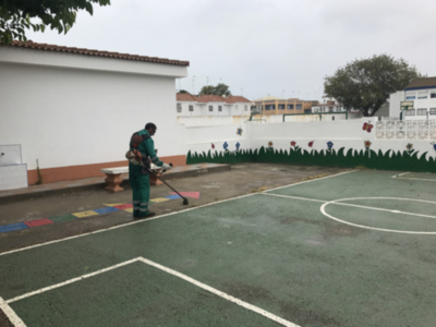 Labores de mantenimiento y conservación en los centros escolares de de Chipiona de titularidad municipal