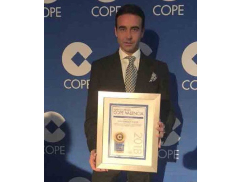 Persona recibiendo un premio de COPE Valencia en 2018.