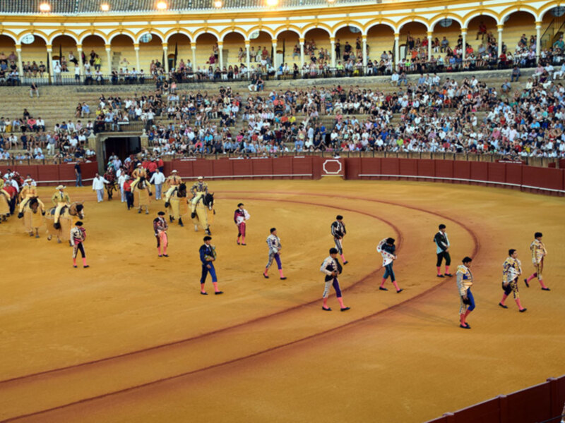 Toreros en la plaza de toros de la Real Maestranza de Caballería de Sevilla, España, durante una corrida de toros.