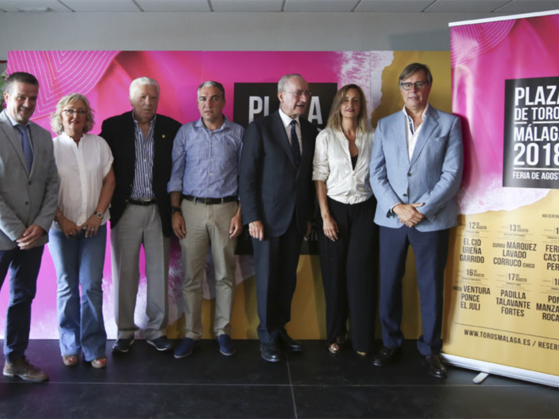 Gruppo di persone in posa per una foto ufficiale alla Plaza de Toros di Malaga durante la Feria de Agosto 2018.
