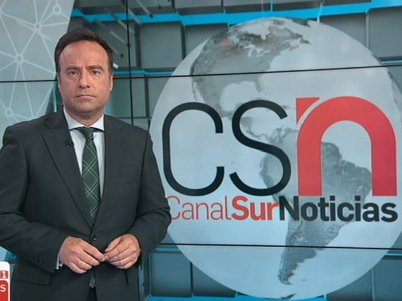 Presentador de noticias de Canal Sur Noticias en un estudio con el logo del canal en el fondo.