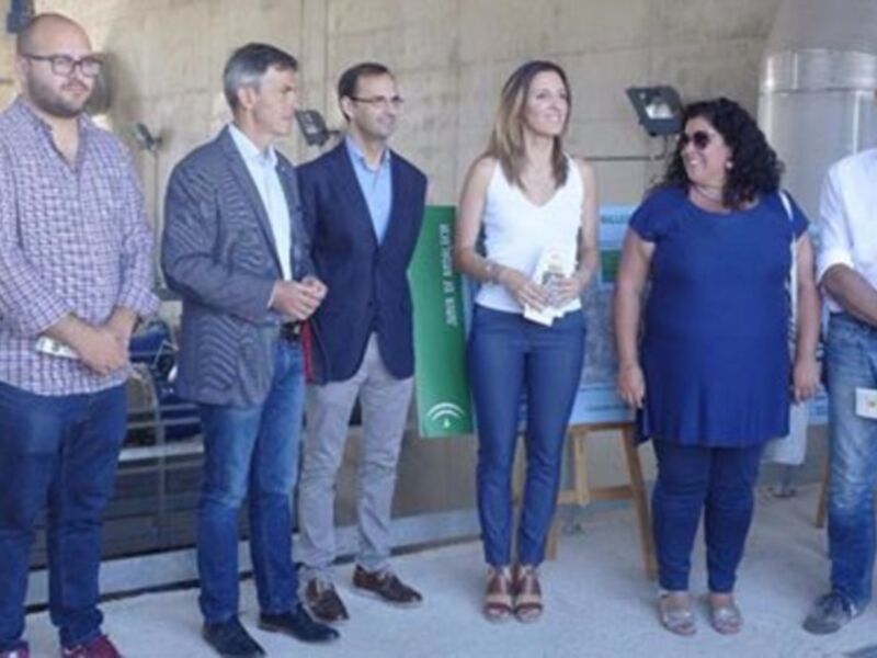 Un grupo de personas posa para una foto en un entorno industrial, posiblemente en un evento de presentación o visita guiada.