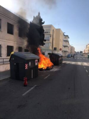 Isabel Jurado felicita a la Guardia Civil de Chipiona por la detención de una persona cuando incendiaba un contenedor de basura