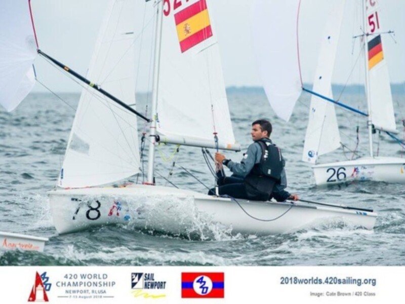 Competencia de vela 420 en el World Championship de Newport, Rhode Island, 2018. El viento sopla fuerte, y los veleros navegan con gran agilidad y precisión. El número 26 es el protagonista de esta imagen.
