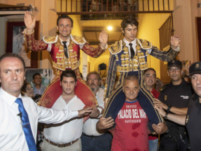 Rafaelillo y Castella salen a hombros en la primera corrida de la feria de Murcia