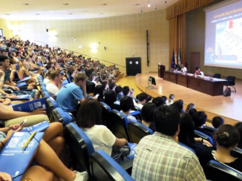 Auditorio lleno de estudiantes en una conferencia de negocios.