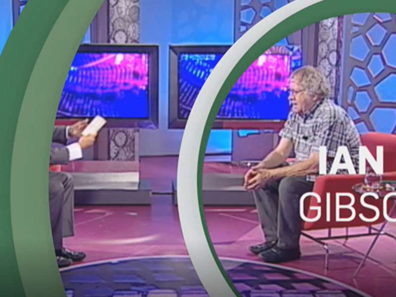 Entrevista en un estudio de televisión con Ian Gibson.