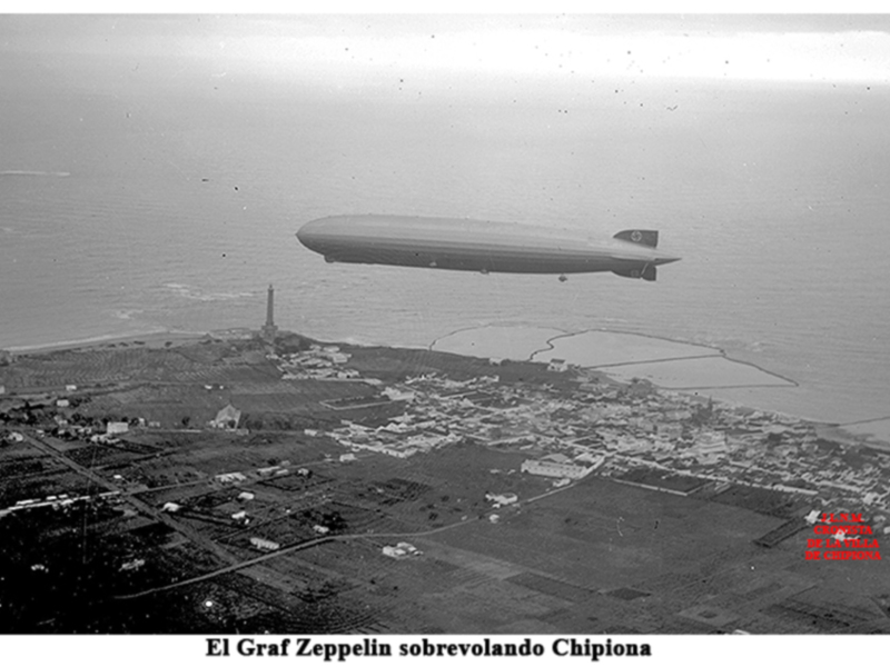 El Graf Zeppelin volando sobre Chipiona, España, en 1936.