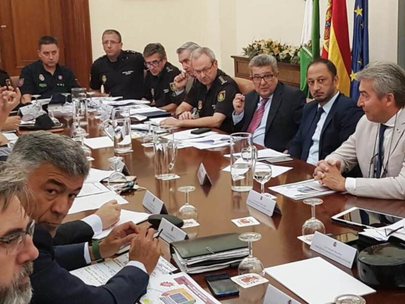 Reunión de autoridades y policías en una sala de conferencias.