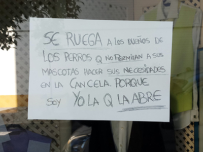 Mensaje de la propietaria de un comercio en Los Remedios a los propietarios de perros