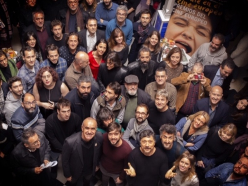 Celebración de los Premios del Cine Europeo con una multitud de asistentes sonrientes.