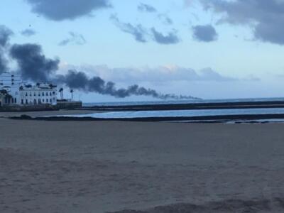 Rescatados los cuatro tripulantes de una embarcación incendiada frente a la costa chipionera