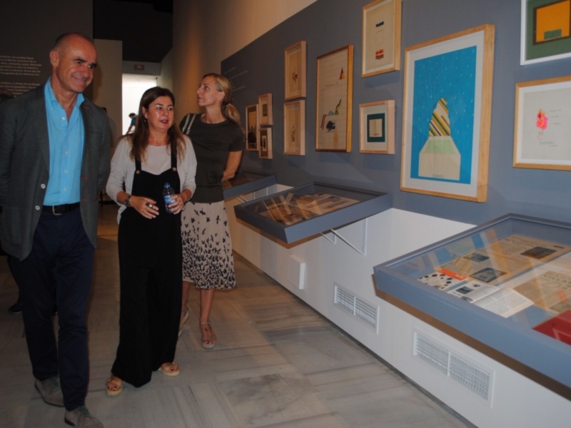 Visitantes explorando una exhibición de arte en un museo.