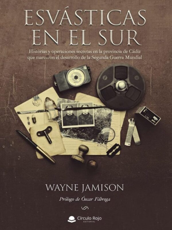 Libro de historia sobre operaciones secretas en Cádiz durante la Segunda Guerra Mundial, con elementos antiguos como cámara, rollo de película y fotografías.
