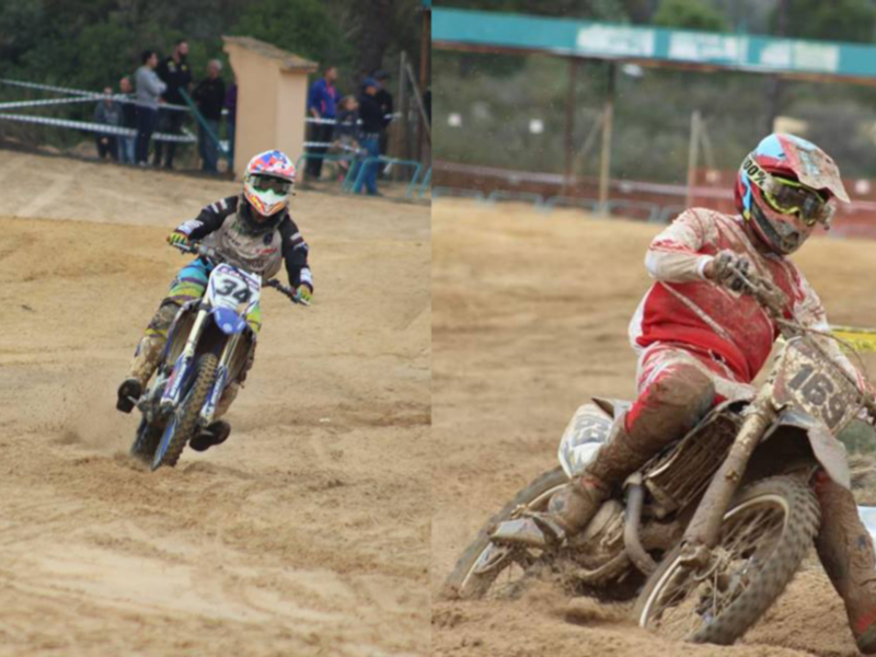 Dos pilotos de motocross en acción, uno con el número 34 y otro con el número 169, en una pista de tierra.