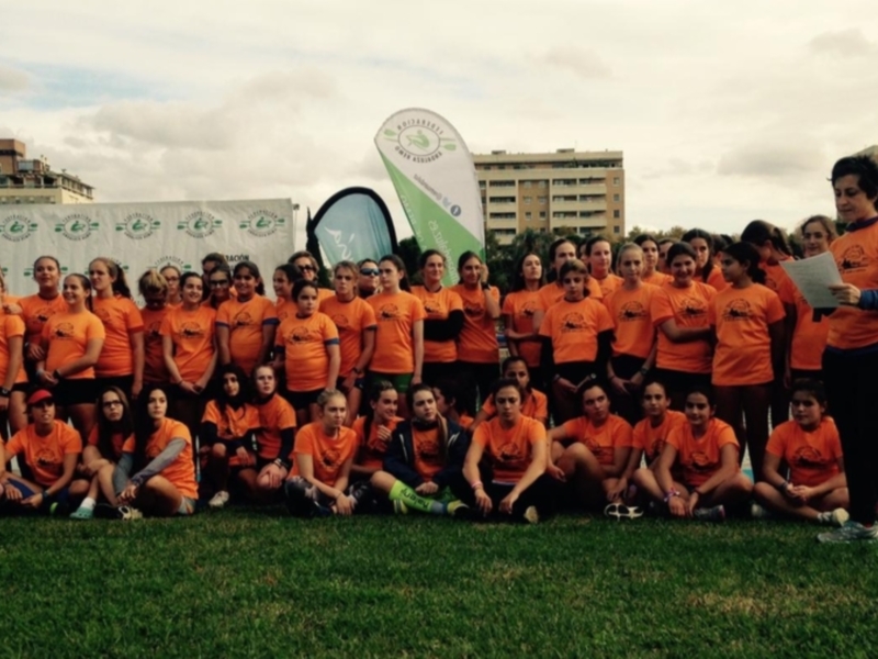 Equipo de fútbol sala femenino en una actividad deportiva al aire libre.