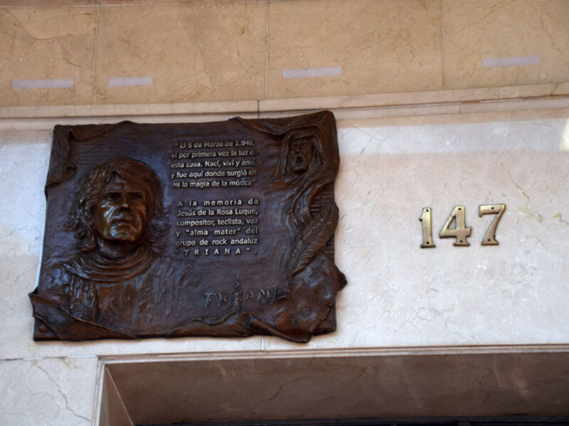 Placa conmemorativa de Jesús de la Rosa Luque, fundador de Triana, en la fachada de su casa natal.