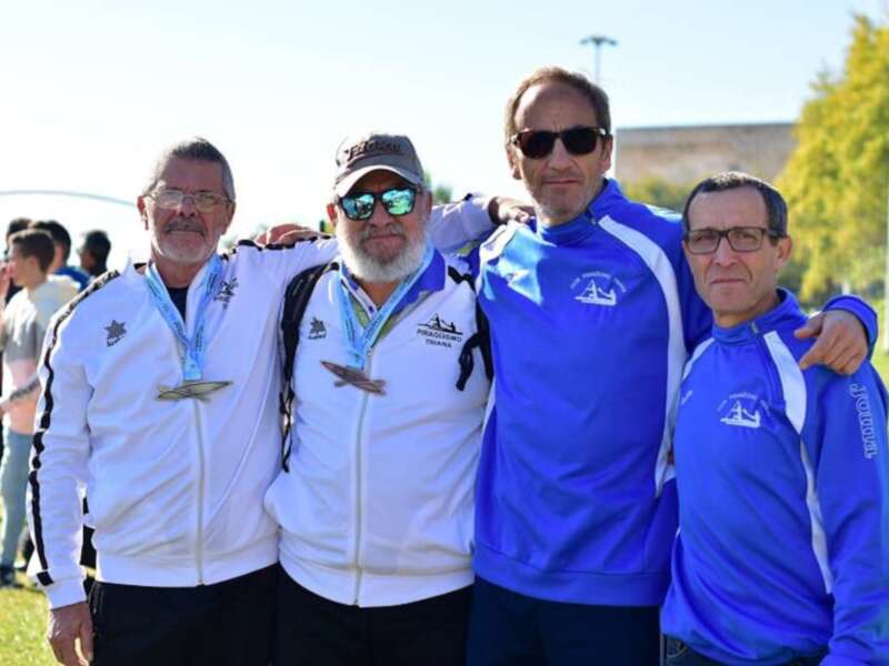 Equipo de piragüismo celebrando una victoria en un evento deportivo al aire libre.