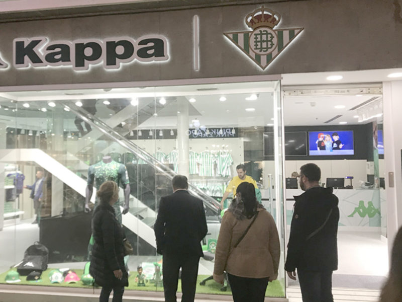 Entrada de la tienda Kappa con su logo y escaparate de ropa deportiva.