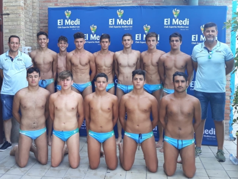 Equipo de waterpolo del Club Esportiu Mediterrani posando para una foto oficial.