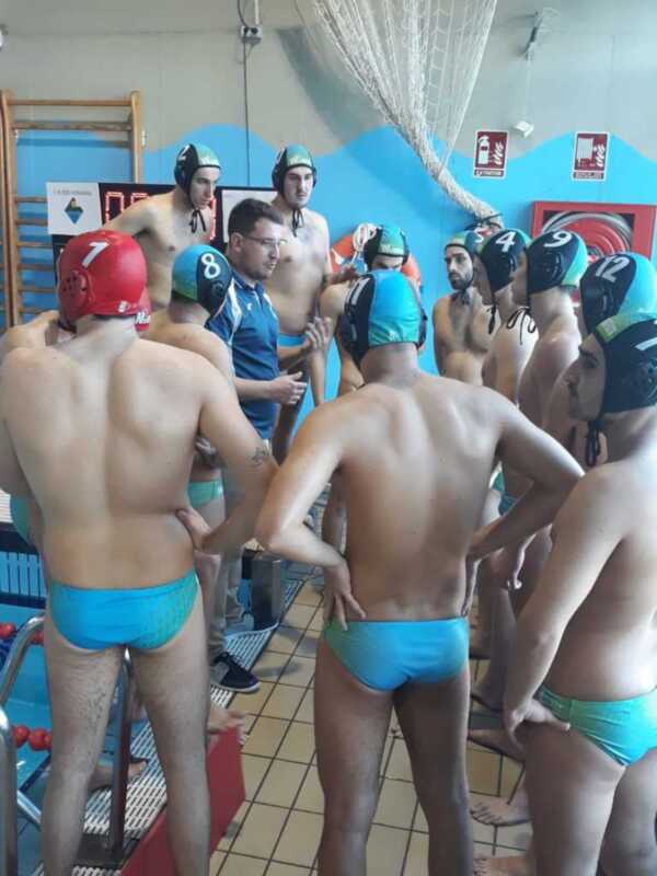 Equipo de waterpolo en una reunión táctica antes del partido.
