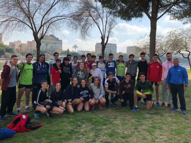 Equipo deportivo posando en un parque al aire libre.