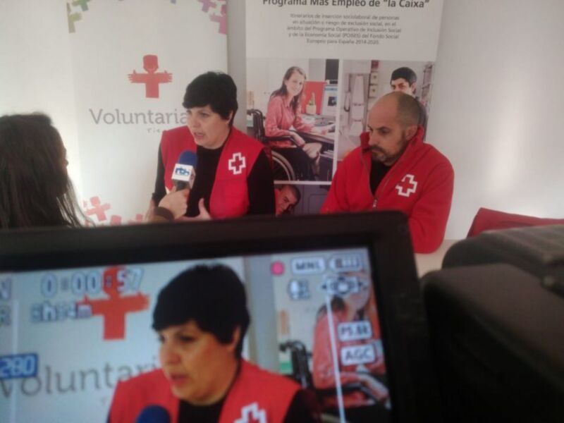 Entrevista en evento de Cruz Roja sobre el programa 'Programa Más Empleo'.
