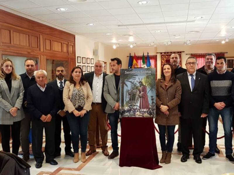 Presentación de la Semana Santa en la ciudad de Alcalá de Guadaíra, con la participación de autoridades locales y representantes de asociaciones culturales.