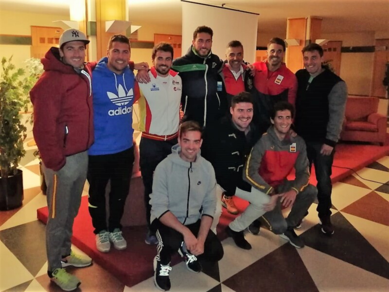 Equipo deportivo en reunión de trabajo en un hotel.