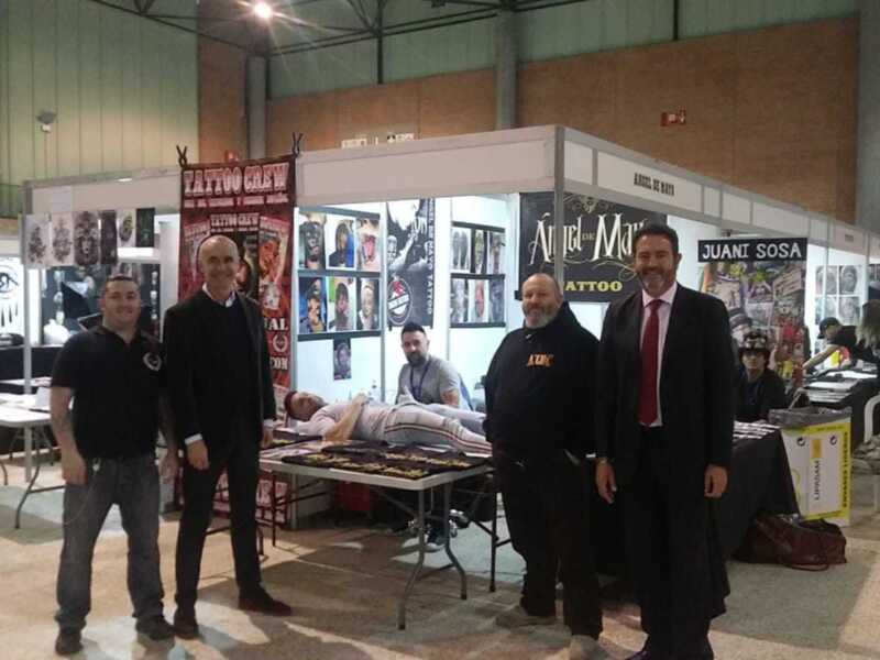 Equipo de tatuadores y artistas en una feria de tatuaje