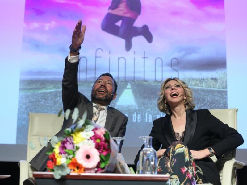 Presentación de 'Infinitos' en un evento público con un ambiente festivo y participativo.