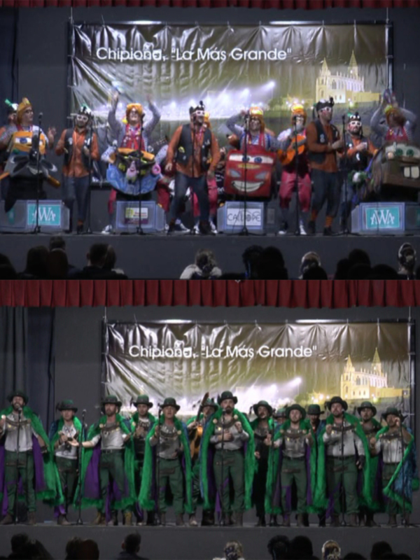 Grupo de músicos en trajes coloridos y sombreros, actuando en escenario con el lema "Chipiona, La Más Grande" en el fondo.