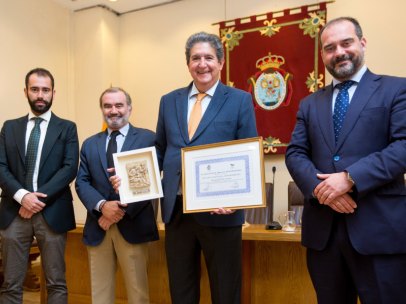 Premio de la Asociación de Empresarios de Sevilla a Miguel García Rodríguez en el Salón de Plenos del Ayuntamiento de Sevilla.