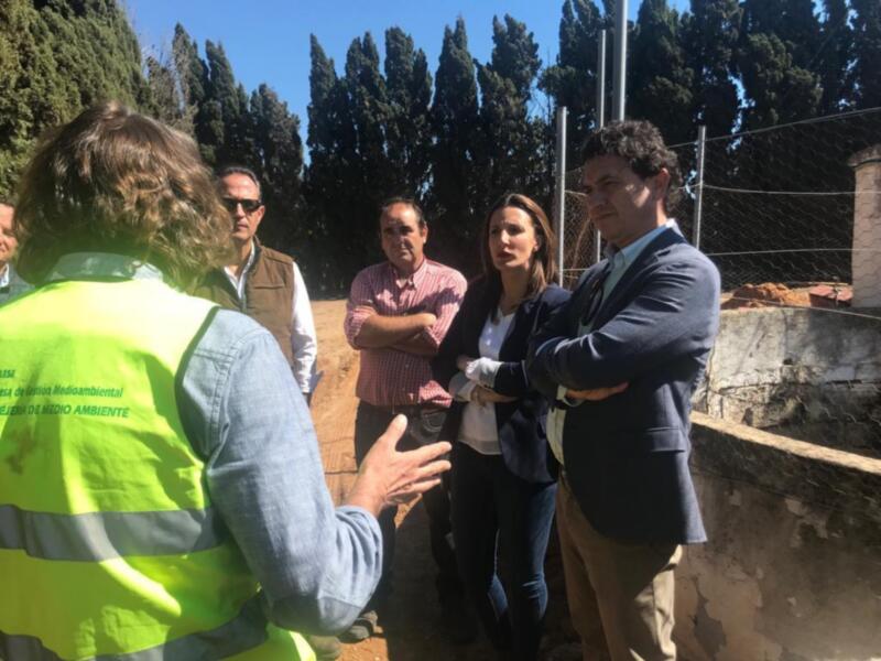 Visita de autoridades a un proyecto medioambiental en una zona forestal.