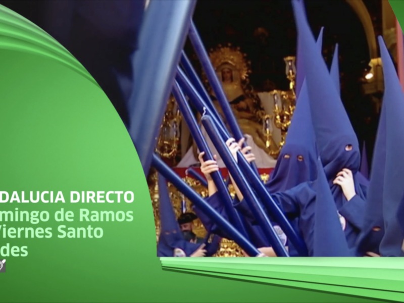 Procesión religiosa en Andalucía con nazarenos portando palmas y cruzes, en el Domingo de Ramos.