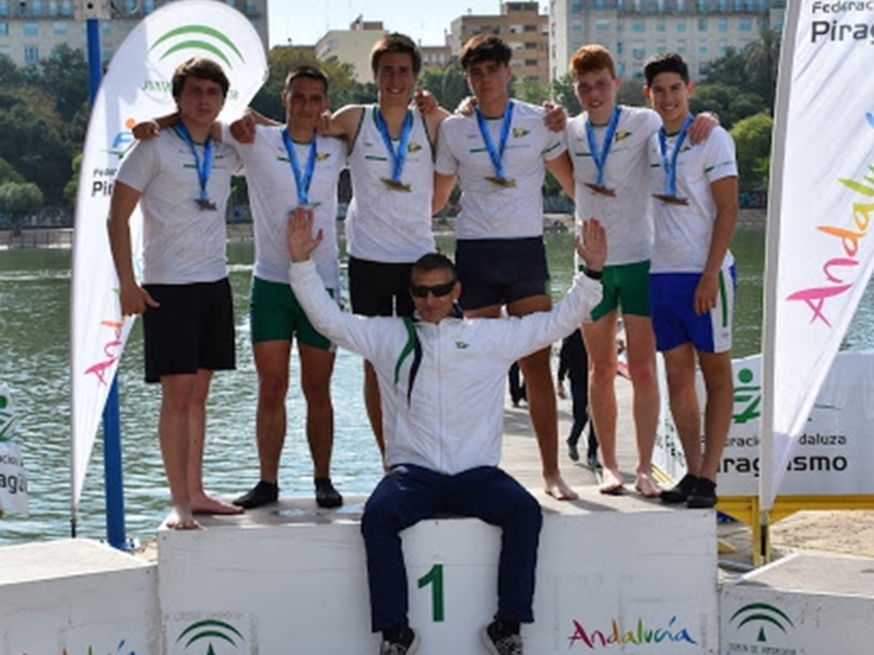 Equipo ganador en el podio de una competición de piragüismo, Andalucía.