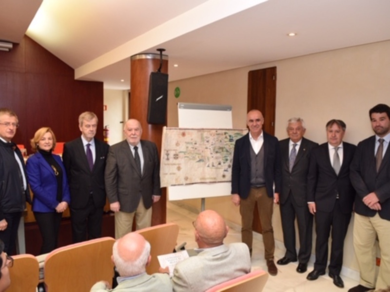 La reproducción de mapas y misivas  originales conforman la edición de  ‘La Primera Vuelta al Mundo’ que  documenta la gesta de Magallanes y    Elcano