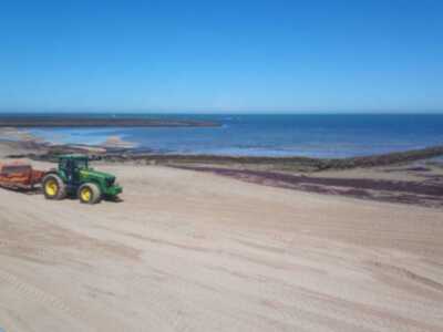Playas comienza los trabajos de distribución, nivelado y adecuación de la arena en la playa de La Cruz del Mar